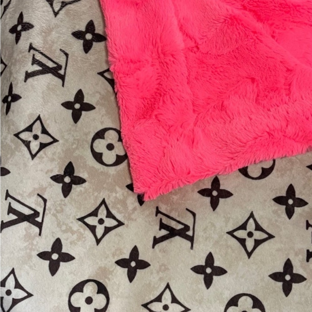 Mocha LV (super stretch)/ DIVA Hide Minky Blanket.